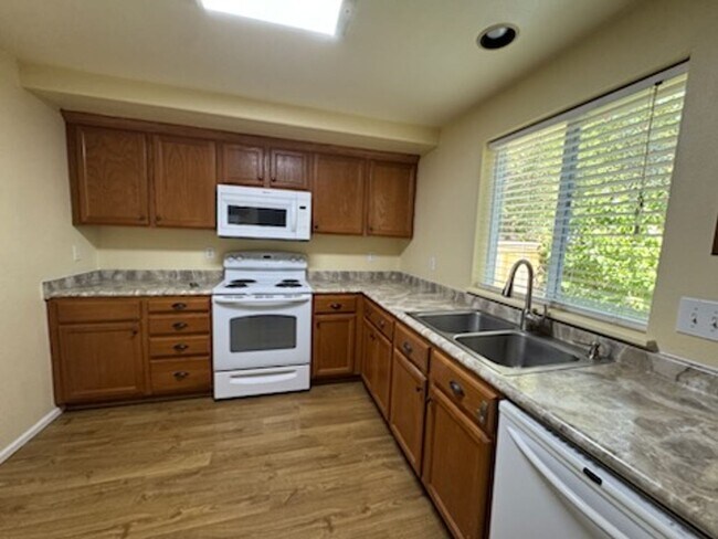 Building Photo - Spacious 3-Bedroom, 2.5-Bath Townhouse Nea...