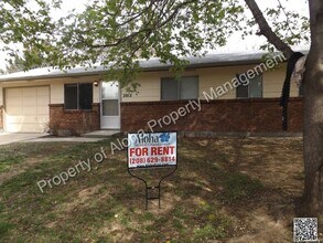 Building Photo - 2012 Hailey Ln