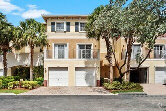 Building Photo - Charming 3-Story 3-Bedroom 2.5 Bath Townho...
