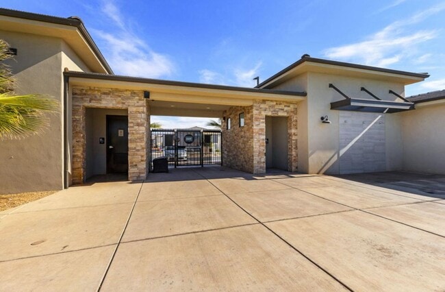 Building Photo - SPACIOUS PATIO HOME FOR RENT!