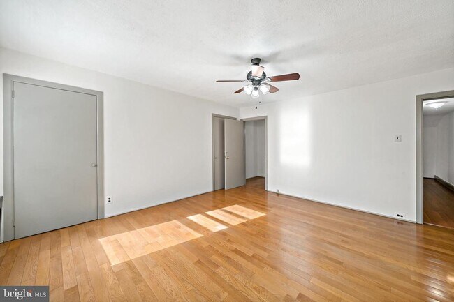 Building Photo - 625 Catharine St