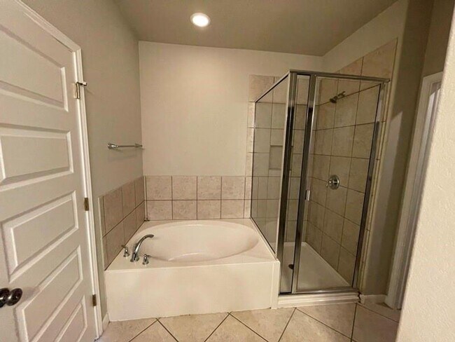 Building Photo - Fabulous 4-bedroom duplex in the heart of Lakeway!