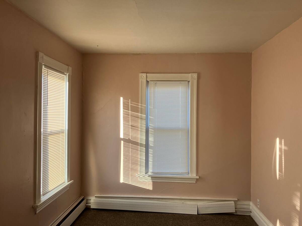 Building Photo - 1003 3rd St S