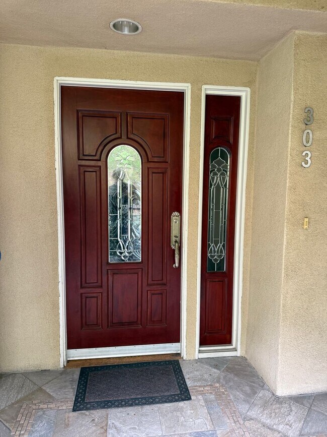 Building Photo - Beautiful Spacious 2 Bedroom/2 Bath Condo