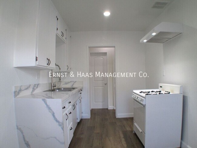 Building Photo - 230 E Hullett St