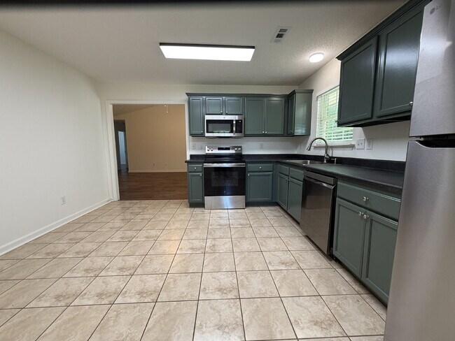 Building Photo - "Discover Comfort and Charm: Spacious 3-Bed, 2-Bath Home in Huntsville's Desirable Locale!"