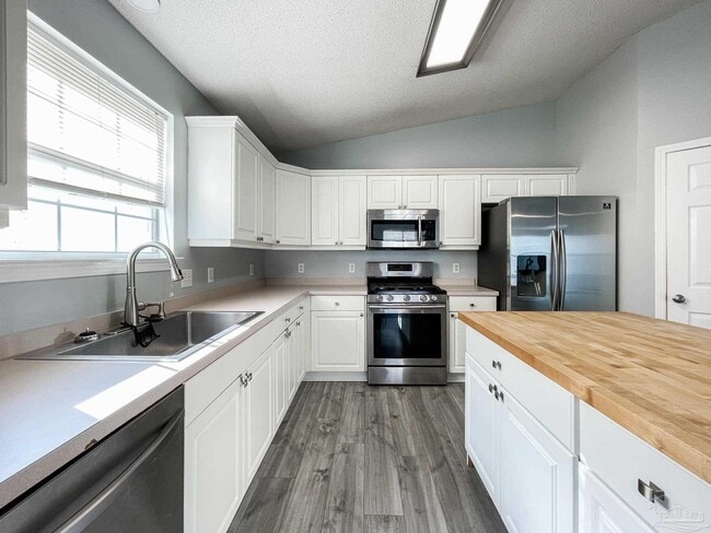 Building Photo - 209 Staysail St