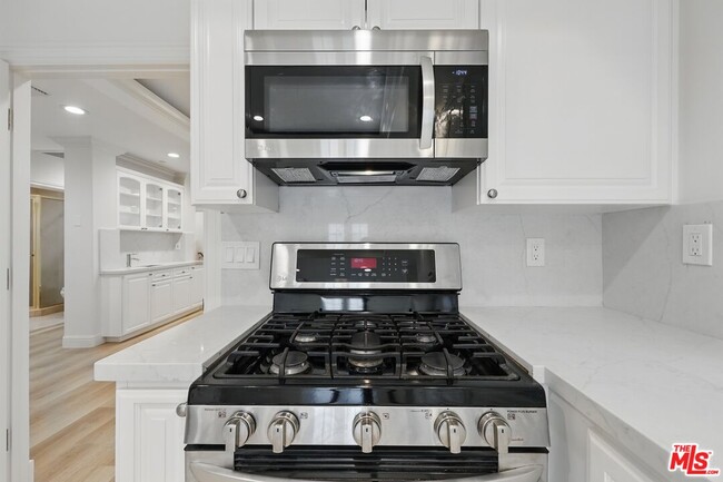Building Photo - 412 N Maple Dr