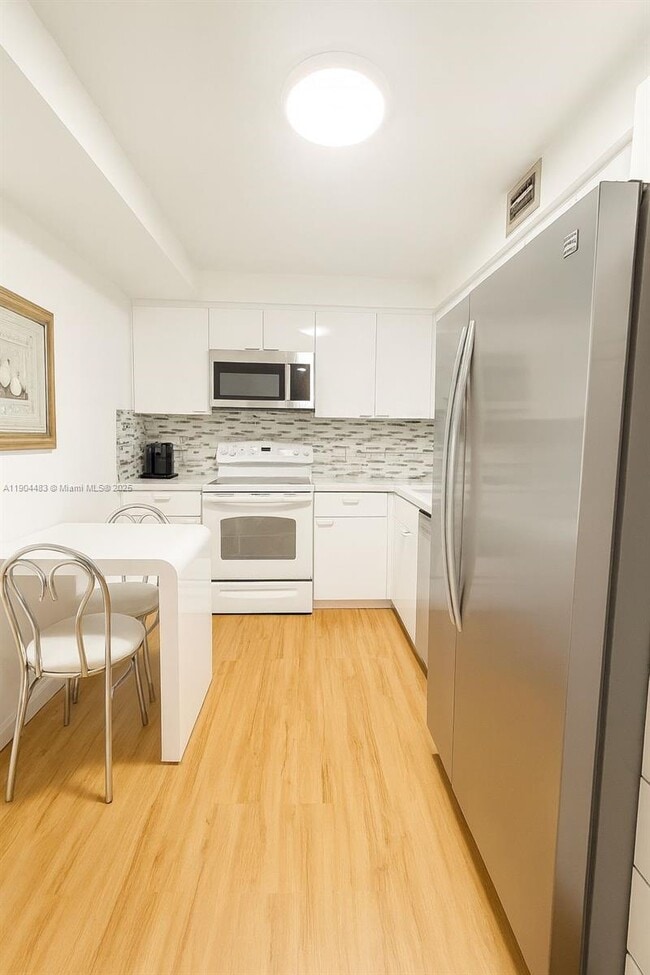 Building Photo - 100 Bayview Dr