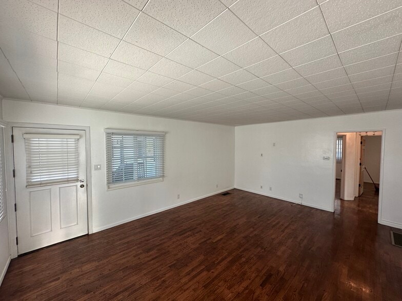 Living room - 951 McCarthy Ct