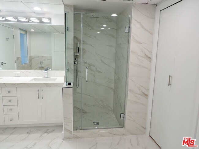 Building Photo - 13700 Marina Pointe Dr