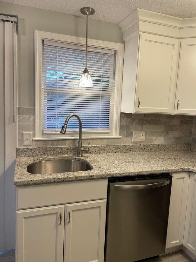 Building Photo - Well Maintained 2 Bedroom Condo w/Garage, ...