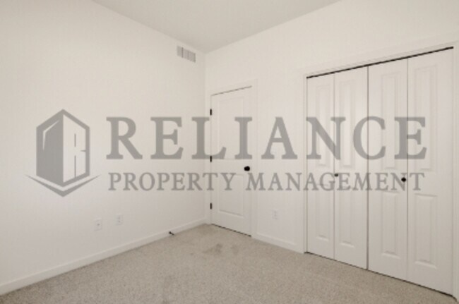 Building Photo - 5301 N Pinecrest Ct