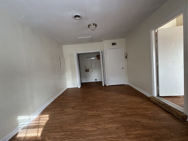 Building Photo - 219 Wedgewood Dr