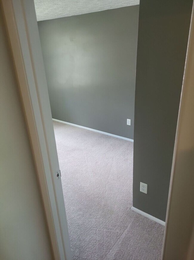 Building Photo - 916 Chatsworth Dr