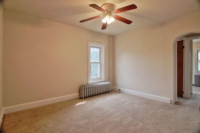 Building Photo - Spacious 4/5 Bedroom Home for Rent - Available Now!