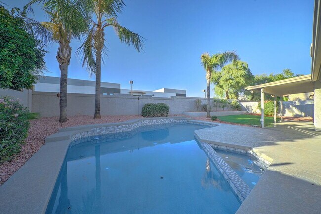 Building Photo - 8940 E Palm Ridge Dr