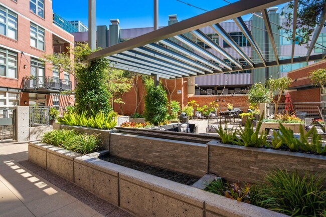 Building Photo - Modern East Village Loft at M2i, Small Pet OK! Available Now!