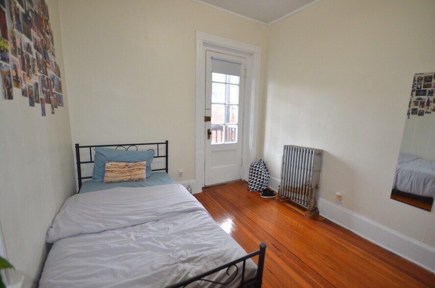 Building Photo - 1566 Beacon St