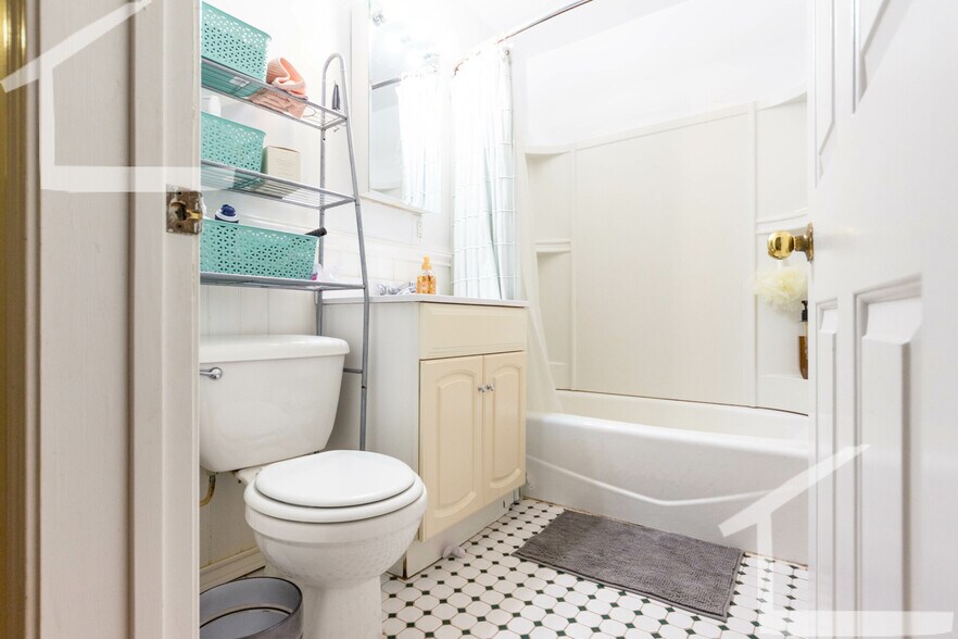 Building Photo - 324 Saint Paul St