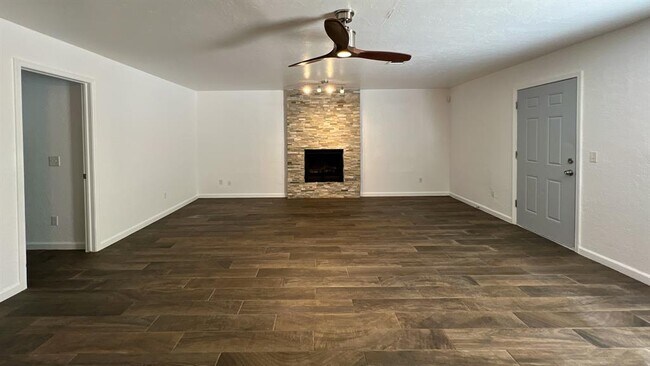 Building Photo - 8401 Azurewood Dr