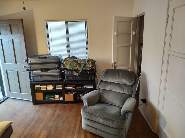 Front door on the garden, light and bright and airy - 830 Island Ct