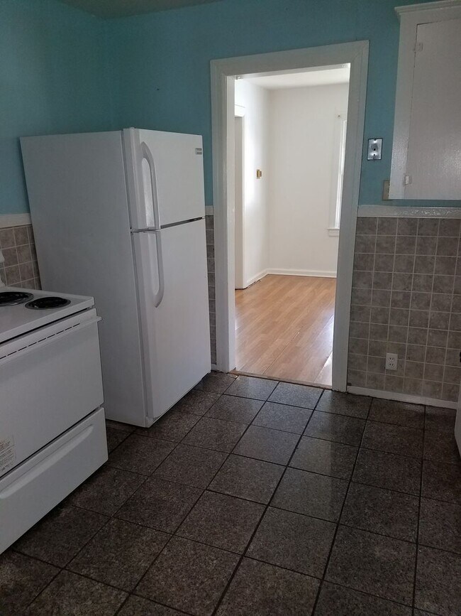Building Photo - 3 bed 1 bath for rent