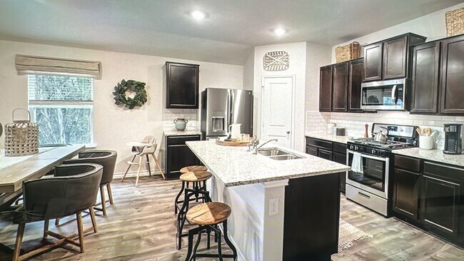 Building Photo - 21150 Boulder Flts