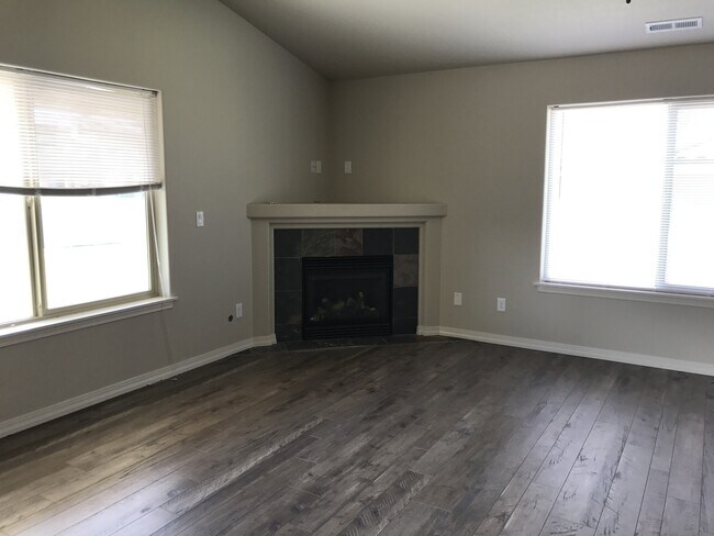 Building Photo - Beautiful Three Bedroom In Kennewick - Move in Ready!!