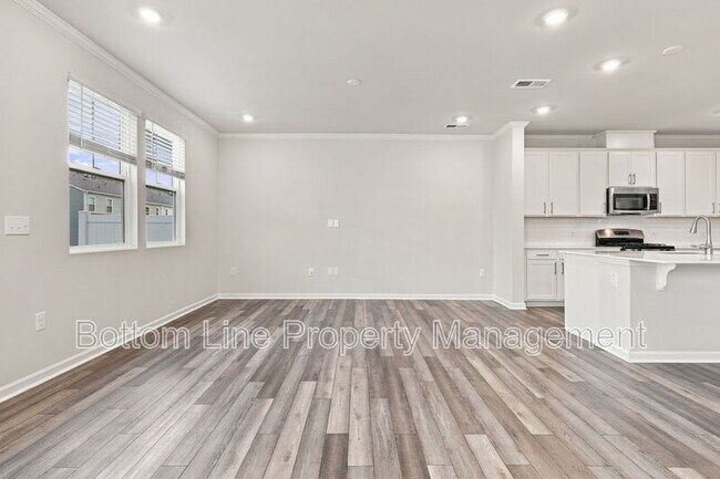 Building Photo - 5811 Woodlawn Dr