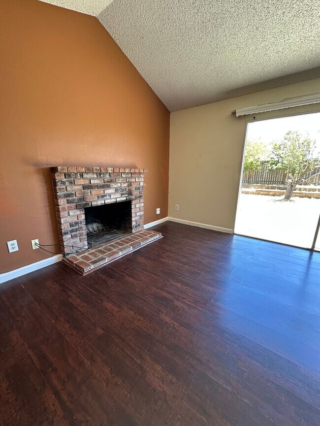 Building Photo - Cheery 4 bedroom with Spacious Yard & No R...
