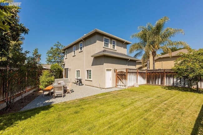 Building Photo - Live Exceptionally in This Peaceful Willow Glen Executive Home; 4 bed/ 4.5 bath