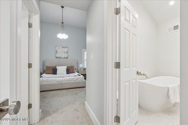 Building Photo - 18 Oak Knl Dr