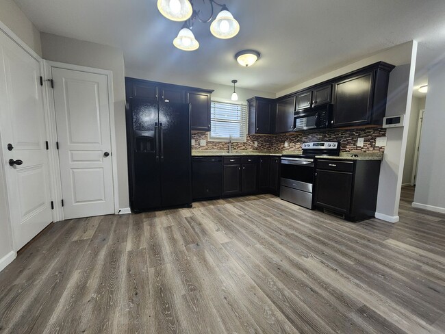 Building Photo - Beautiful Home Available Now!