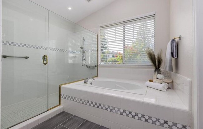 Building Photo - Livermore South Very Private 4 bedroom/3 b...