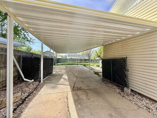 Building Photo - 1021 N 925 E St