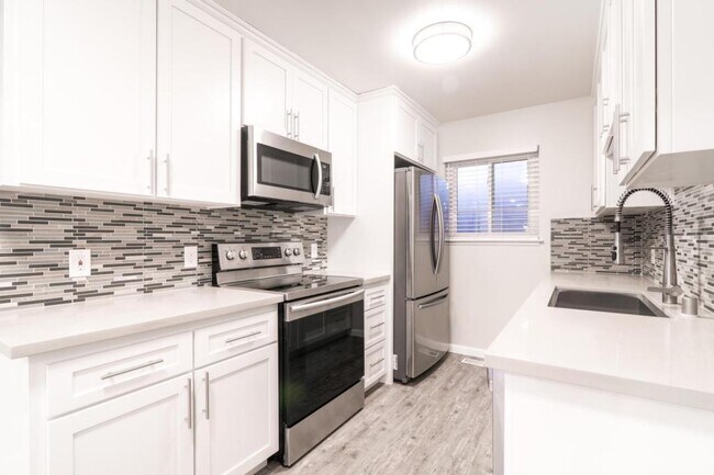 Primary Photo - 1685 Whitwood Ln