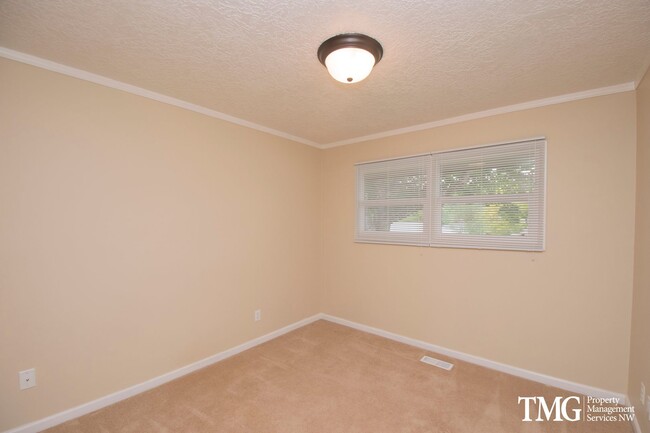 Building Photo - Beautiful Three Bedroom in Great Camas Nei...