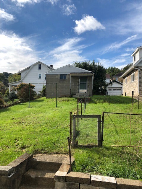 Building Photo - Coraopolis 3 Bedroom, 2 Bath House with De...
