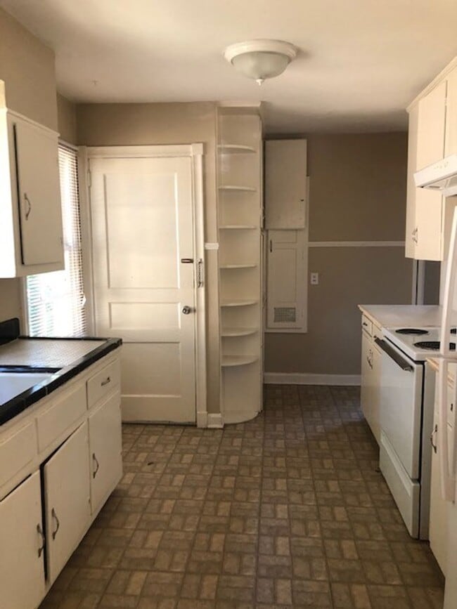 Building Photo - Great location in Garden District seconds from Downtown and LSU