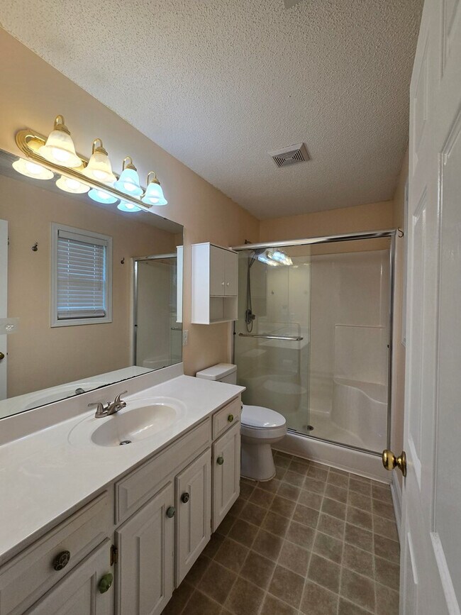 Building Photo - 3563 Beacon Dr