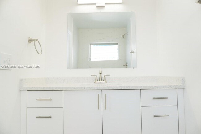 Building Photo - 749 SE 15th St