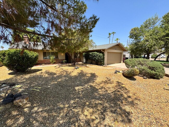 Building Photo - 8238 E Vista Dr