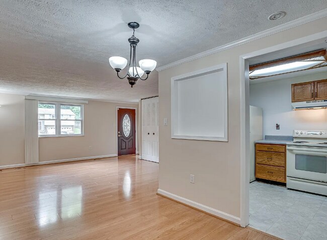 Building Photo - 2126 Briarwood Dr