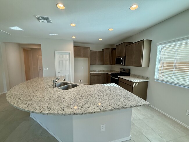 Kitchen - 2926 N Coronado Dr