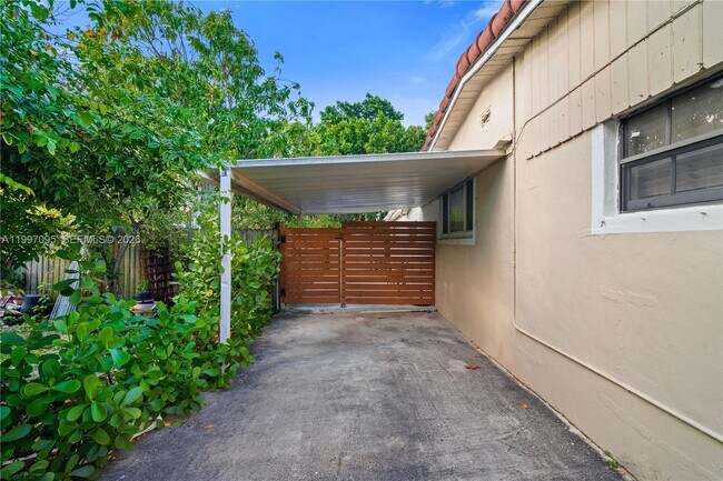 Building Photo - 1181 NE 160th St