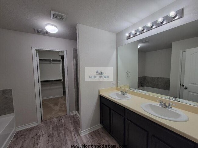 Building Photo - Charming 4 beds 2.5 baths in San Antonio