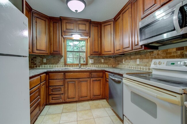Building Photo - Freshly Renovated 3 Bedroom Home