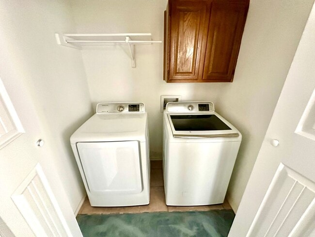 Building Photo - A Stunning 3-Bedroom 2.5-Bath 2 Storey Home with Spacious Layout and Backyard Oasis!