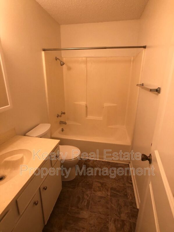 Building Photo - 102 Country Ln
